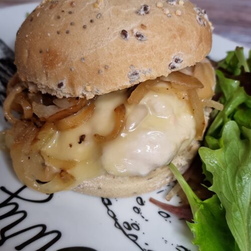 Burger alsacien au poulet, munster, oignon confit