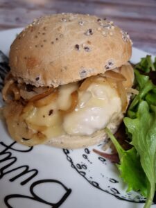 Burger poulet, munster, oignon confit