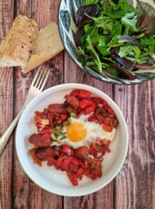 Chakchouka avec merguez et oeuf