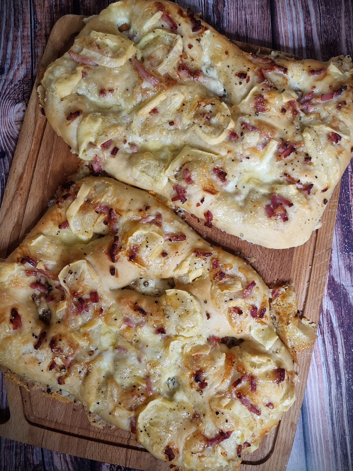 Fougasse savoyarde au reblochon et lardons