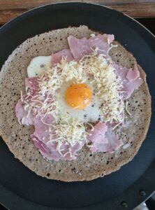 Galette bretonne au jambon, fromage et oeuf