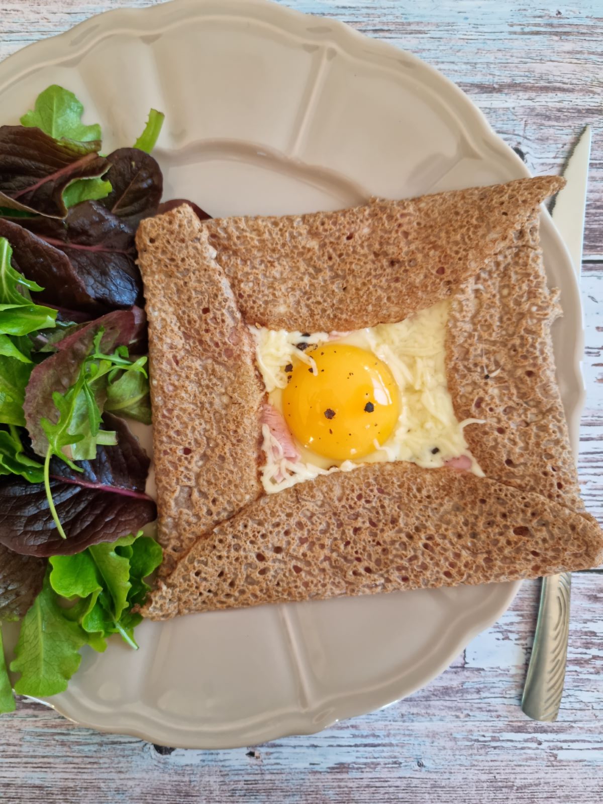 Galette bretonne légère au jambon, fromage et oeuf