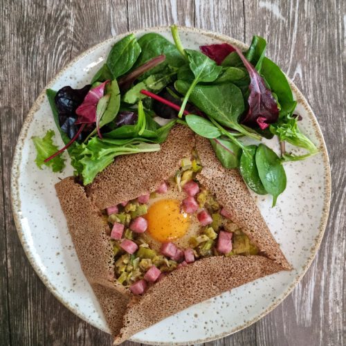 Galette bretonne au poireau, jambon et oeuf miroir