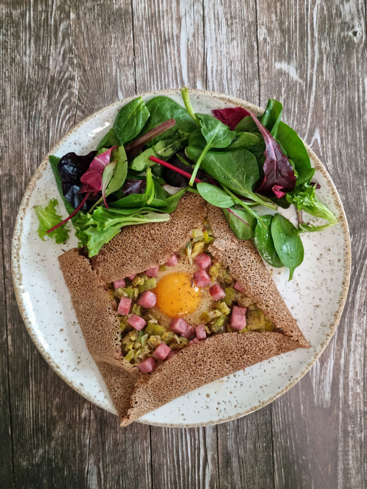 Galette bretonne au poireau, jambon et oeuf miroir