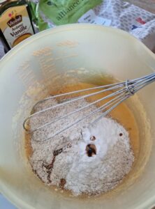 Ajouter la farine de seigle, la levure et la vanille