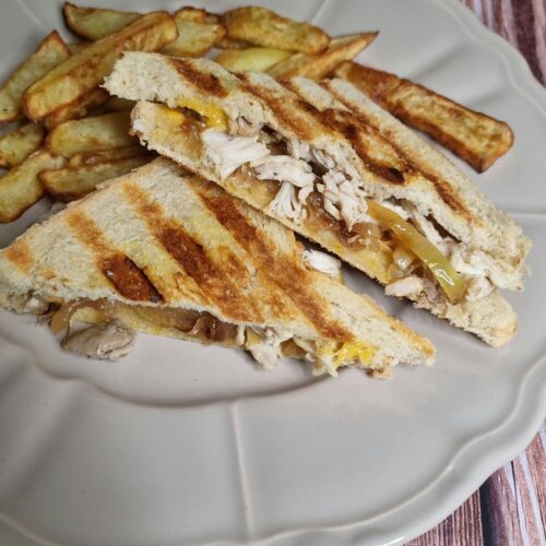 Grilled cheese cheddar, poulet et confit d'oignon