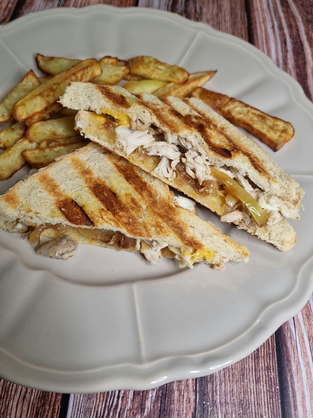 Grilled cheese cheddar, poulet et confit d'oignon