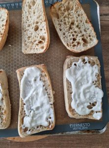 Etaler la sauce fromage blanc et ail