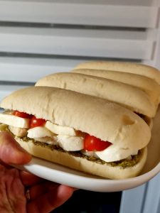 Panini poulet, pesto, mozzarella, tomate