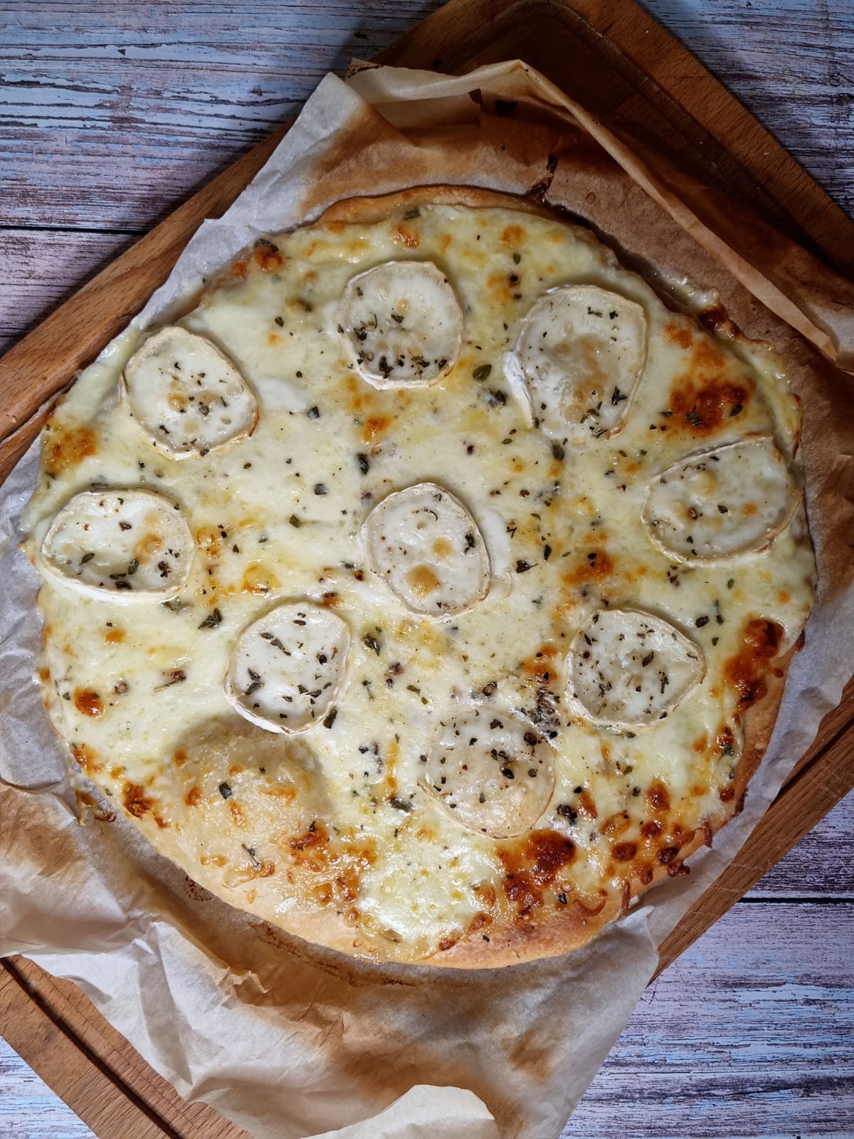 Pizza aux fromages mozzarella, chèvre et gruyère