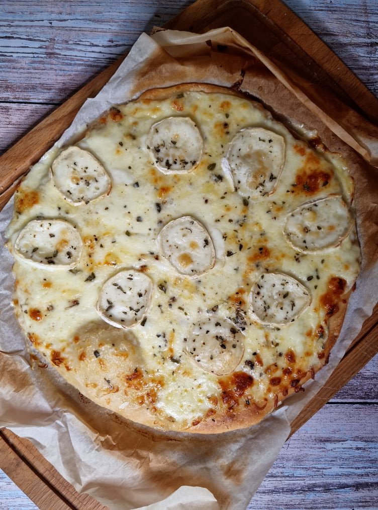 Pizza blanche avec mozzarella, gruyère et chèvre