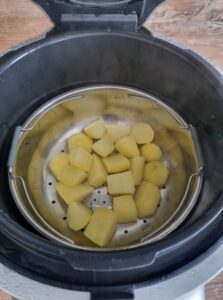 Cuire les pommes de terre en morceaux au Cookeo