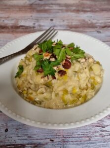 Risotto poireaux, oignon et raclette avec persil et noisette