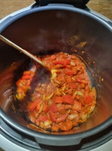 Faire revenir l'oignon, le chorizo, le poivron rouge et ajouter le coulis de tomates et les épices
