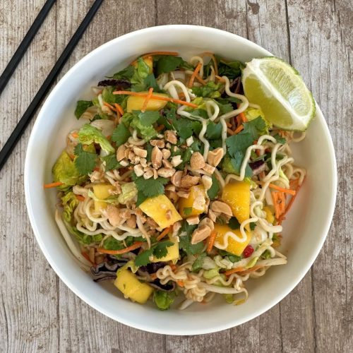 Salade de nouilles thaï à la mangue et cacahuète