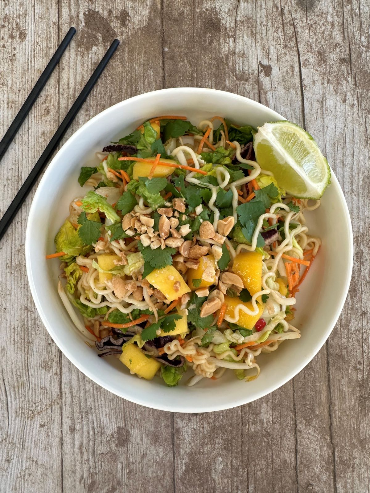 Salade de nouilles thaï à la mangue et cacahuète