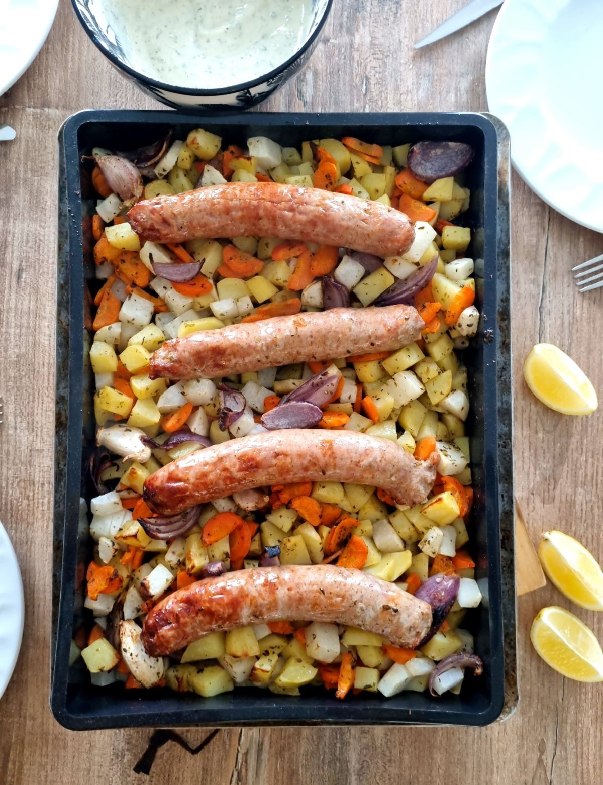 Saucisse de Toulouse, légumes rôtis au four, sauce à la moutarde et citron