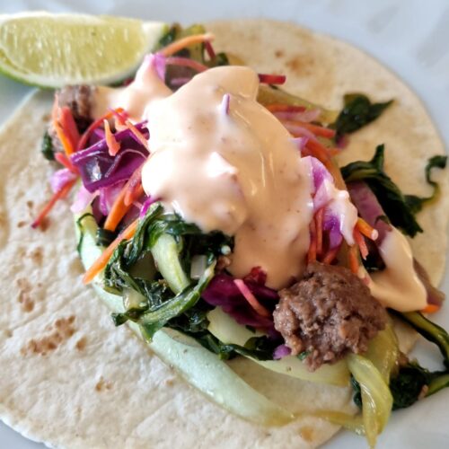 Tacos de boeuf haché aux légumes et mayonnaise épicée