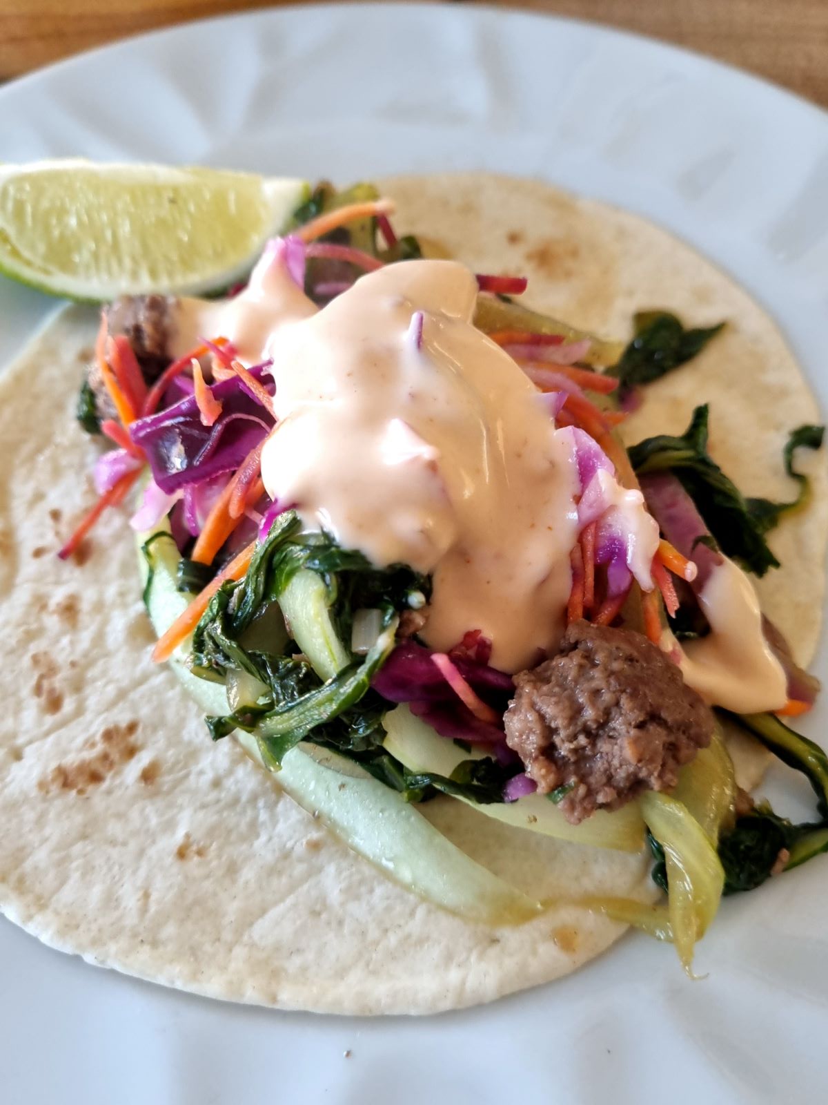 Tacos de boeuf haché aux légumes et mayonnaise épicée