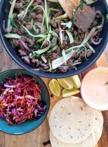 Faire des tacos aux saveurs asiatiques, avec une mayonnaise aigre-douce, boeuf au chou chinois, crudités, citron vert