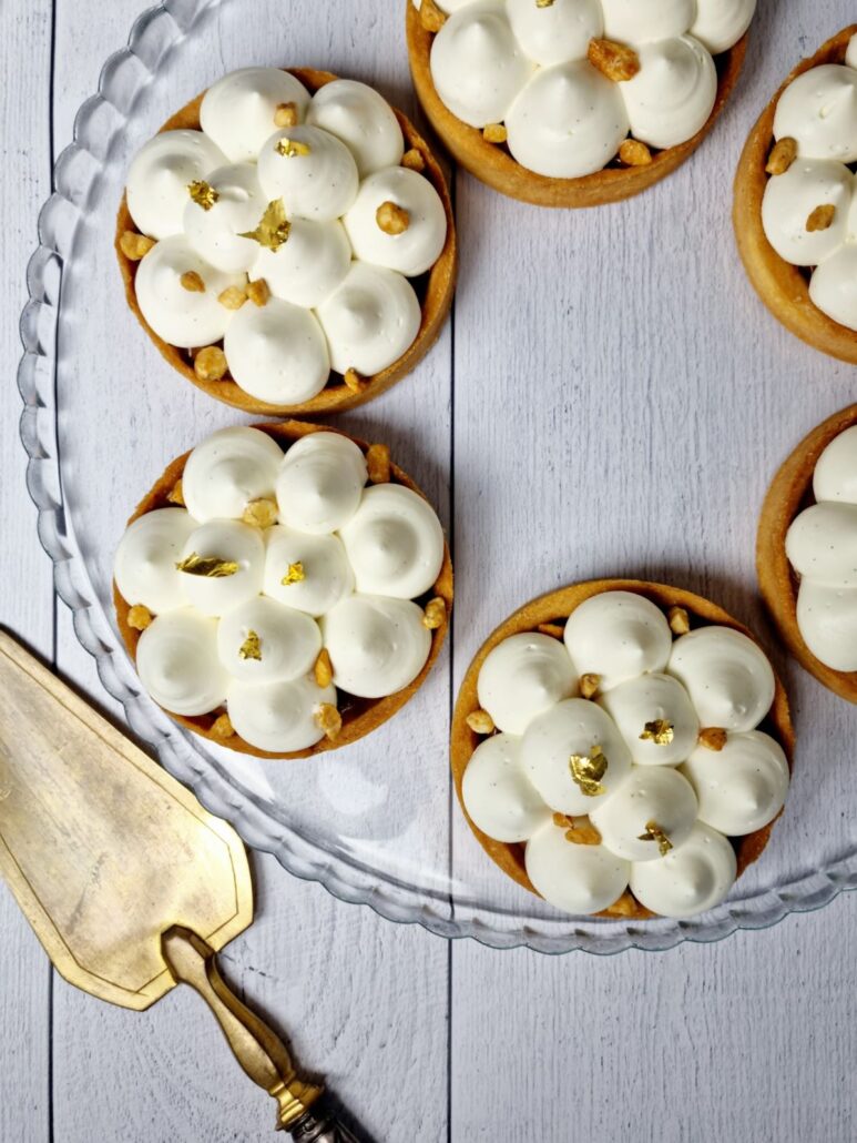 Tartelette au praliné avec une ganache montée vanille