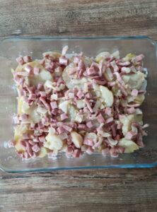 Verser la préparation aux lardons et jambon sur les pommes de terre