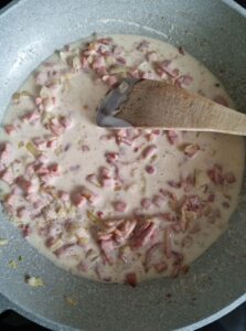 Crème légère, lardons, jambon et oignon