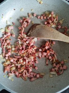 Griller lardons, jambon, oignon