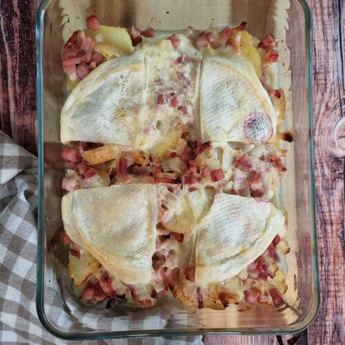 Tartiflette légère avec pommes de terre, jambon, lardons, reblochon et crème légère