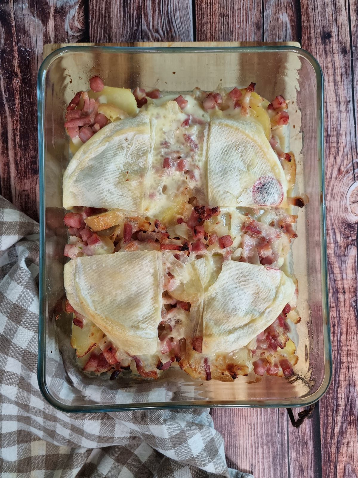 Tartiflette légère avec pommes de terre, jambon, lardons, reblochon et crème légère