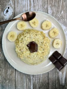 Bowl cake aux flocons d'avoine, banane, chocolat noir