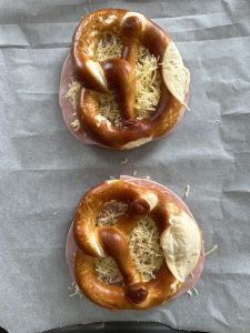 Bretzels garnis de jambon et gruyère