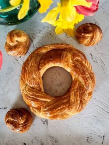 Brioche feuilletée en couronne tressée