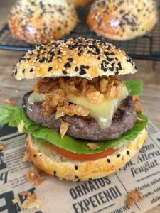 Burger avec oignon frit bacon