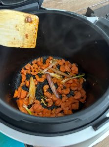 Dorer les carottes et l'échalote