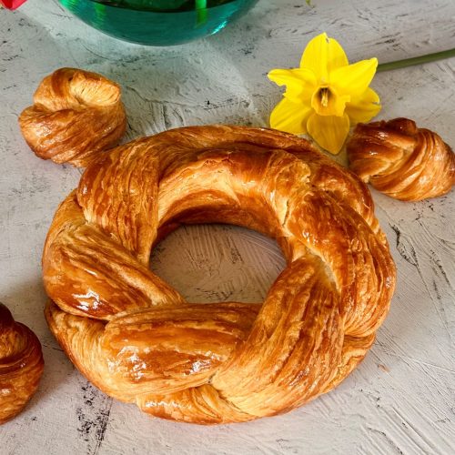 Brioche feuilletée en couronne tressée