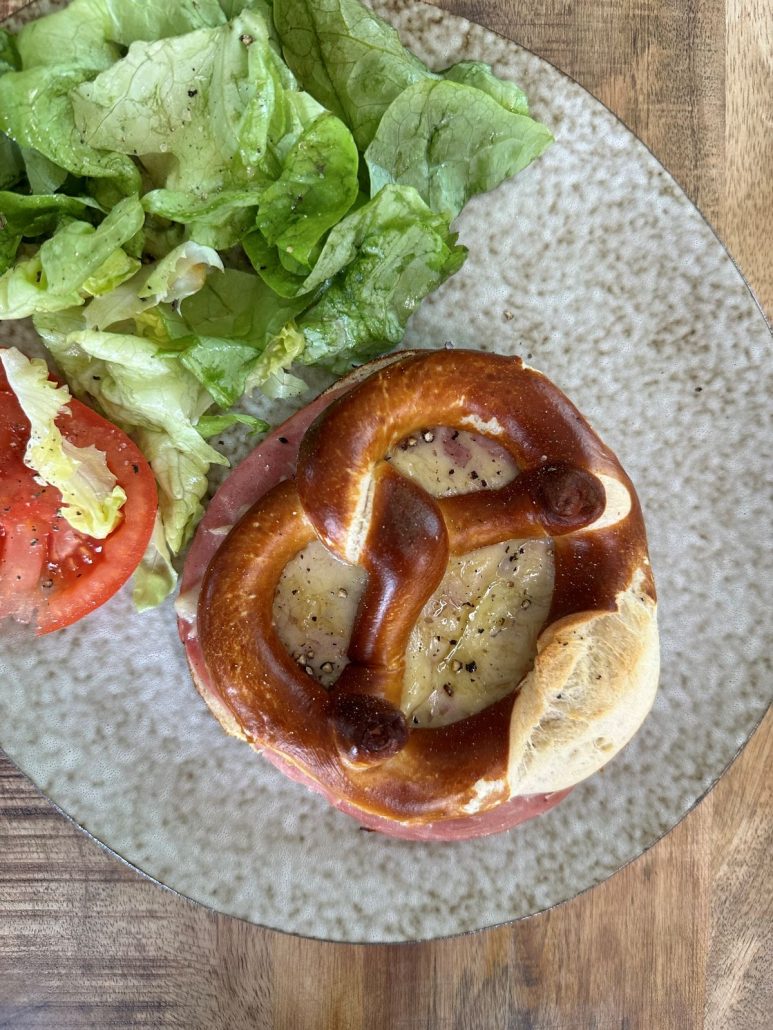 Croque-monsieur dans un bretzel