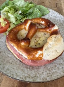 Croque-bretzel avec jambon et fromage