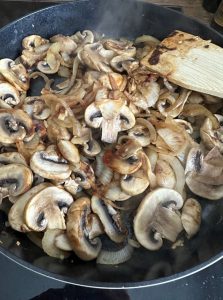 Cuire les champignons et oignon