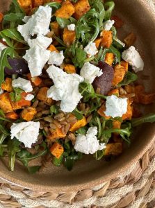 Bowl de freekeh épicé et chèvre frais