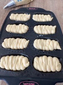 Pâte à madeleines dans poche à douille