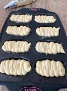 Pâte à madeleines dans poche à douille