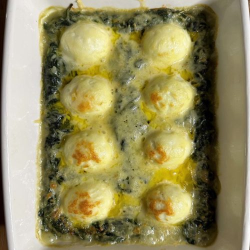 Oeufs durs gratinés aux épinards, avec béchamel et gruyère