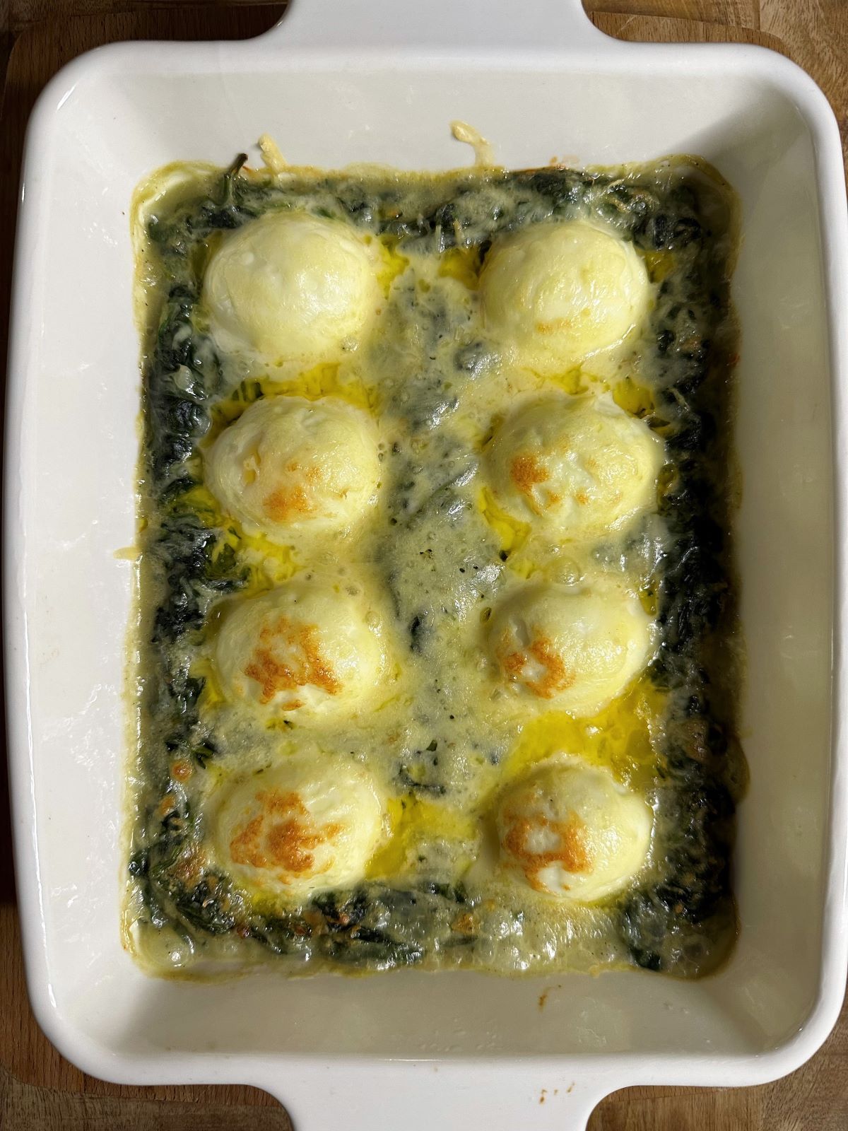 Oeufs durs gratinés aux épinards, avec béchamel et gruyère