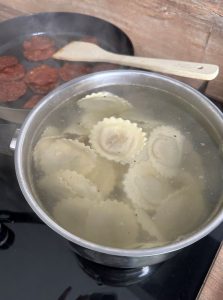 cuire les ravioli et griller le chorizo