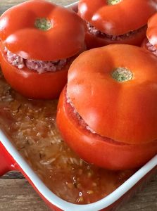 Tomates farcies sur riz épicé au four