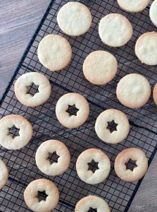 Refroidr les sablés sur une grille