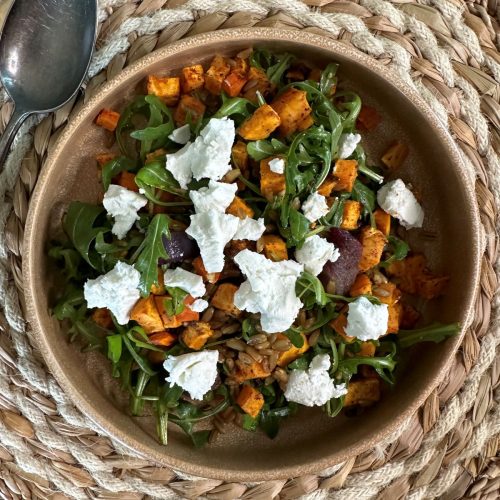 Salade au chèvre frais, avec légumes rôtis et freekeh