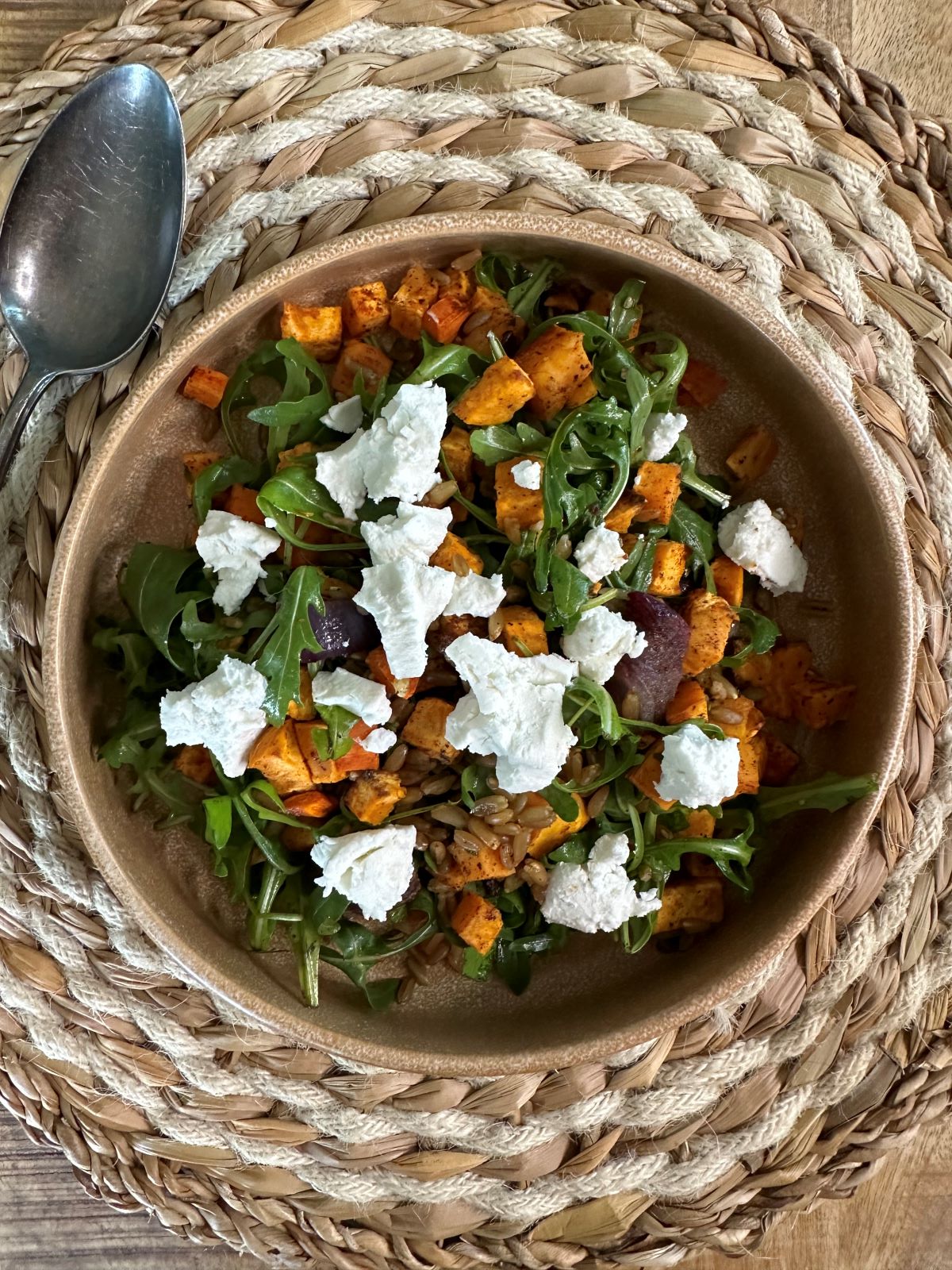 Salade au chèvre frais, avec légumes rôtis et freekeh