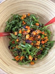 Freekeh, légumes rôtis et roquette